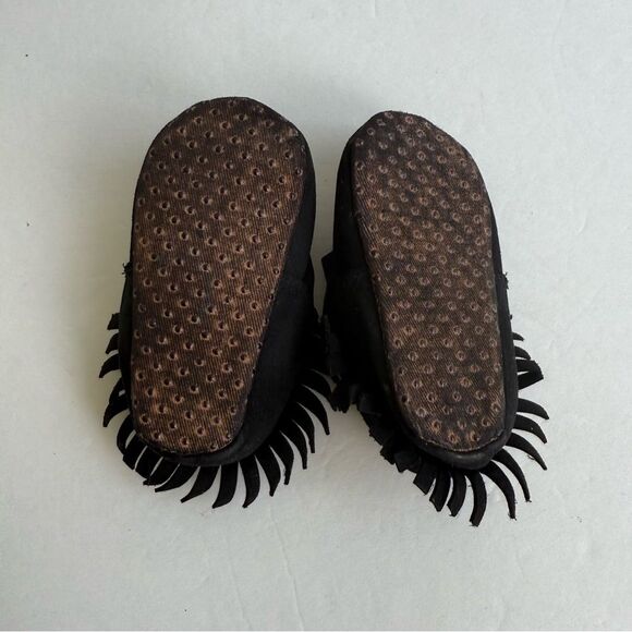 Old Navy Black Fringe Infant Moccasin Shoes Loafers 3-6M - Picture 2 of 4